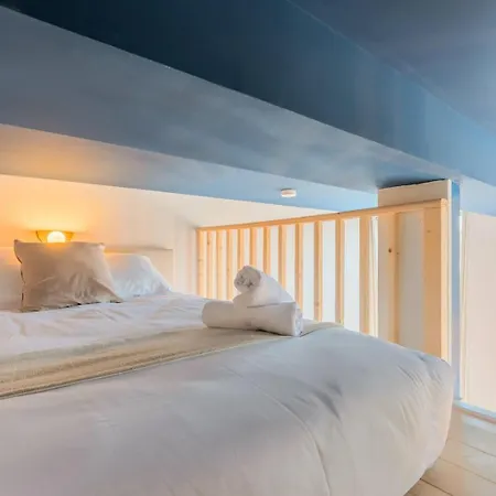 Pour Deux Personnes En Mezzanine *