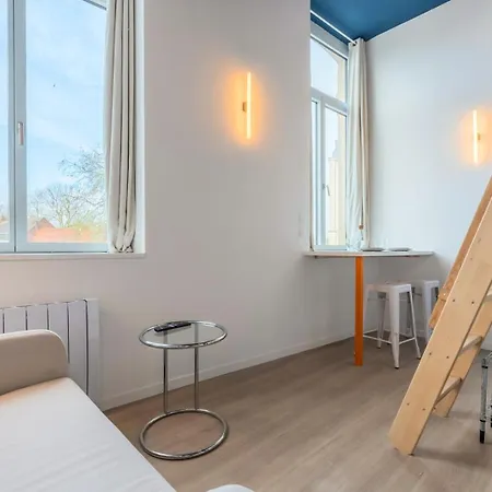 Pour Deux Personnes En Mezzanine *